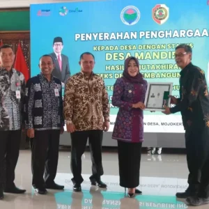 Bupati Ikfina Serahkan Penghargaan Kepada 69 Desa Mandiri Bupati Ikfina Serahkan Penghargaan Kepada 69 Desa Mandiri