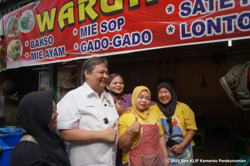 Di Medan, Menko Airlangga Bagikan KUR dan Pantau Harga Pasar