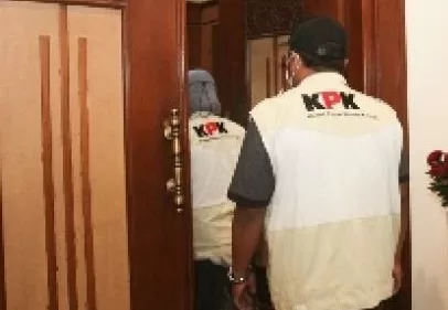 Penyidik KPK Geledah Ruang Kerja Gubernur dan Wagub Jatim, Bawa 3 Koper