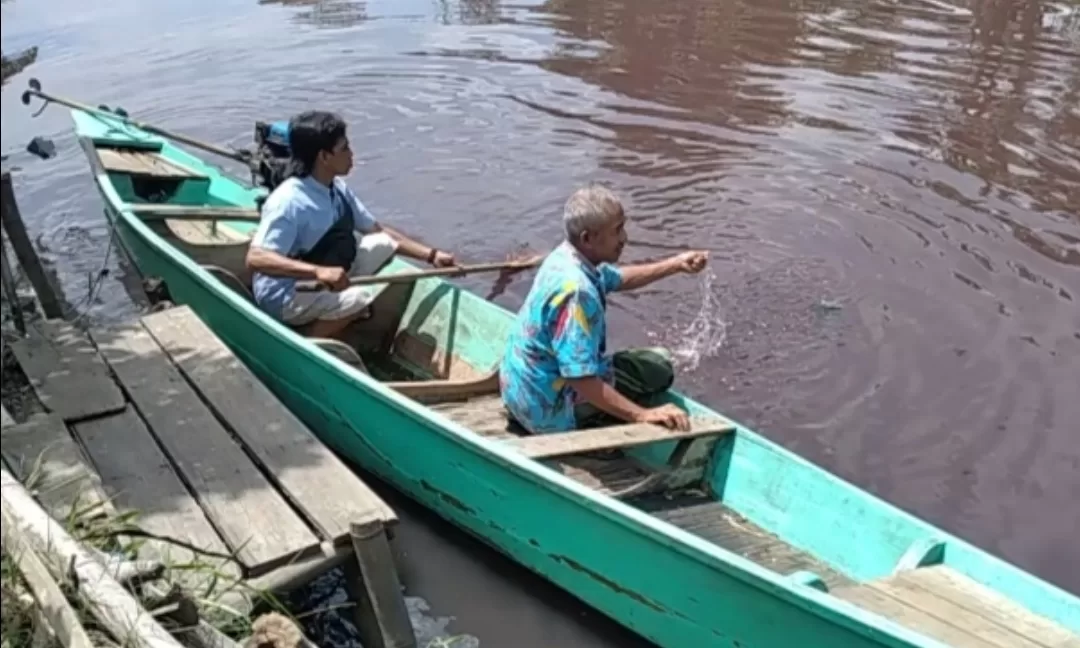 Air Sungai Wrati Berubah Merah, Minta DLH Lebih Tegas