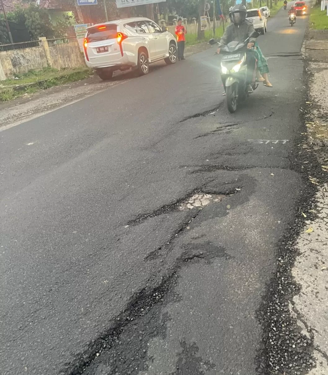 Belum Satu Bulan Diperbaiki Aspal Jalan Carat – Ngariboyo Sudah Rusak