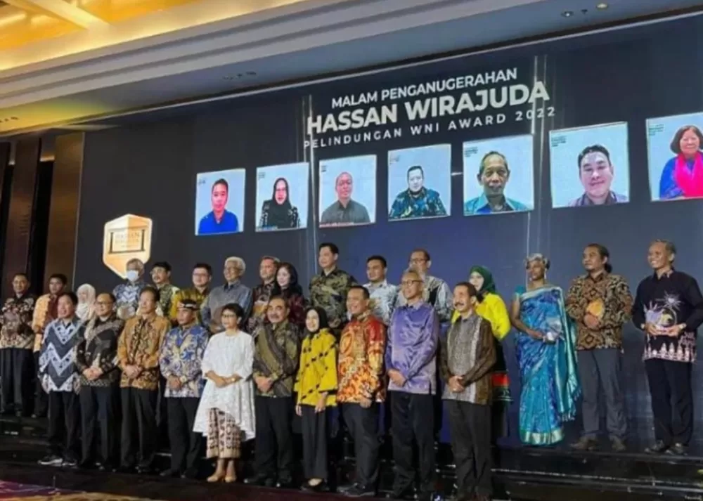 Hasan Wirajuda Terima Penghargaan Perlindungan Award 2022 dari Kemenlu