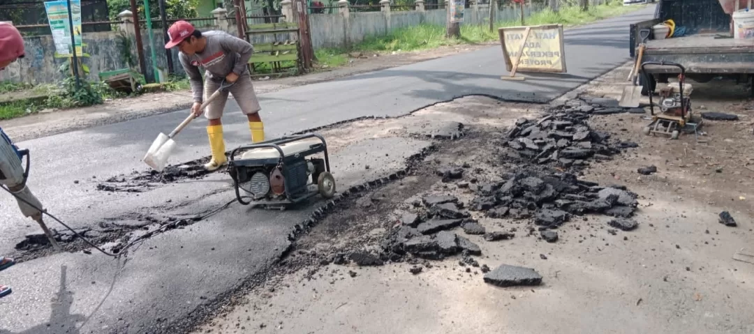 Dikritik Masyarakat, Dinas PUPR Langsung Lakukan Perbaikan Jalan