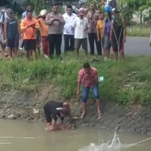 Siang Bolong di Madiun, Warga Dikejutkan Penemuan Mayat Mengambang di Sungai Siang Bolong di Madiun, Warga Dikejutkan Penemuan Mayat Mengambang di Sungai