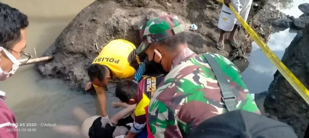 Hendak Buang Air Besar Warga Temukan Mayat Mengapung Di Sungai