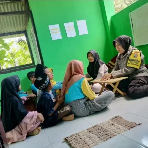 Tak Lelah, Lepas Dinas Aiptu Ririn Nurfiah Jadi Guru Ngaji