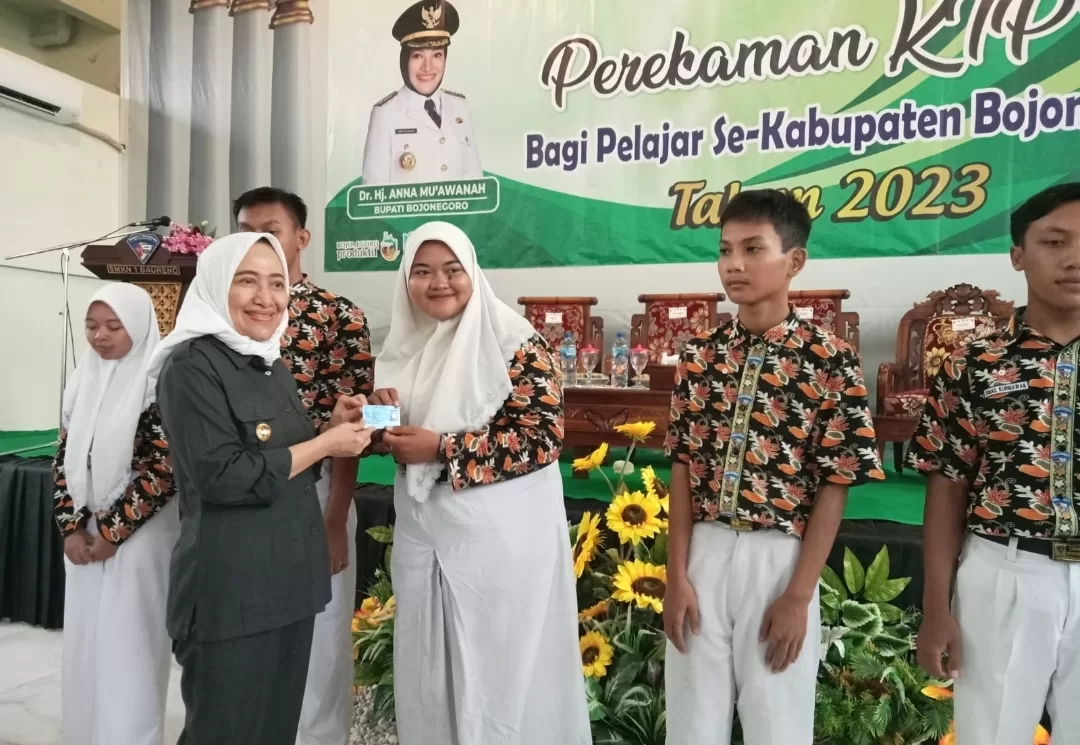 Beri Pelayanan Maksimal, Pemkab Bojonegoro Jemput Bola Perekaman KTP-El di Sekolah