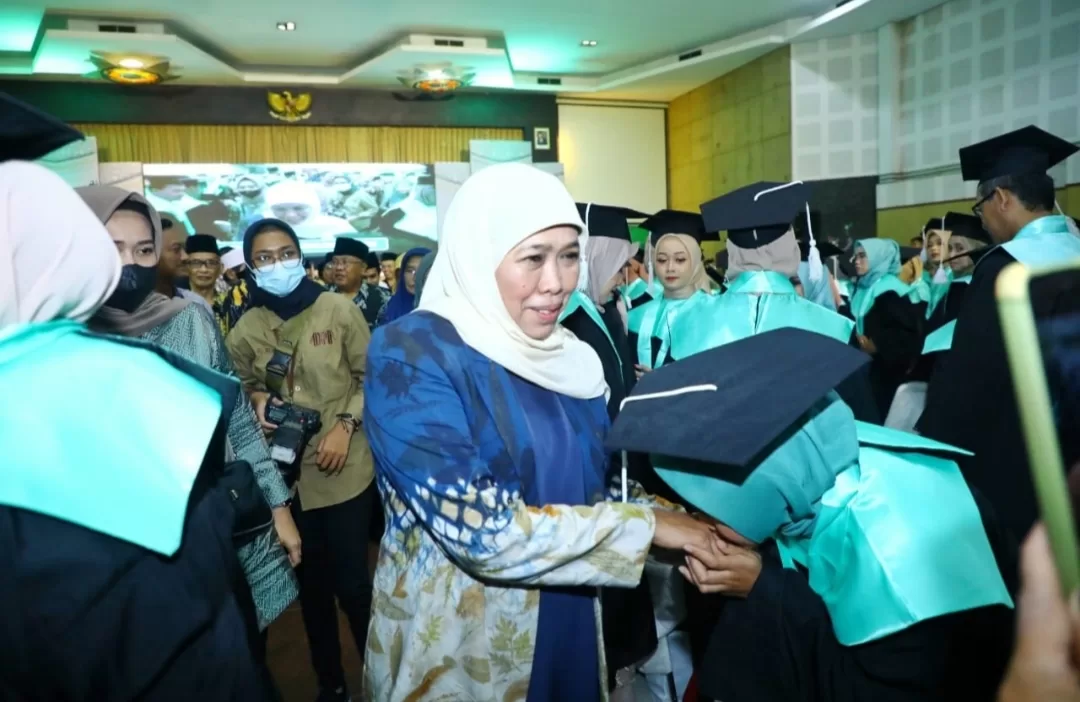 Orasi Ilmiah  di Wisuda UNU Blitar, Gubernur Khofifah: Miliki Kemampuan Complex Problem Solving dan Jadilah Enabler Leader