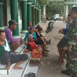Giat Komsos, Babinsa Desa Jajag Ciptakan Keharmonisan Warga