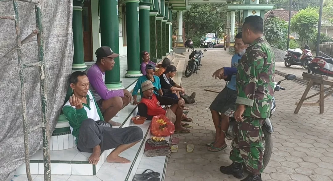 Giat Komsos, Babinsa Desa Jajag Ciptakan Keharmonisan Warga