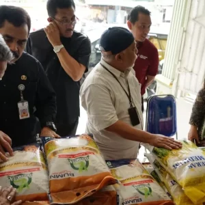 Tekan Kenaikan Harga Beras, Disperindag Jatim Sidak di Pasar Tanjung Mojokerto Tekan Kenaikan Harga Beras, Disperindag Jatim Sidak di Pasar Tanjung Mojokerto