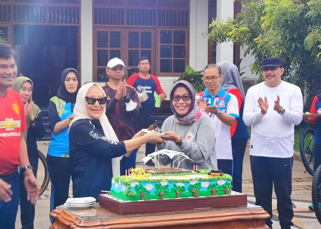 PWI Bojonegoro Beri Kejutan Kue Ultah Untuk Bupati Anna