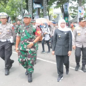 Khofifah Pimpin Apel Gelar Pasukan Harlah 1 Abad NU Khofifah Pimpin Apel Gelar Pasukan Harlah 1 Abad NU