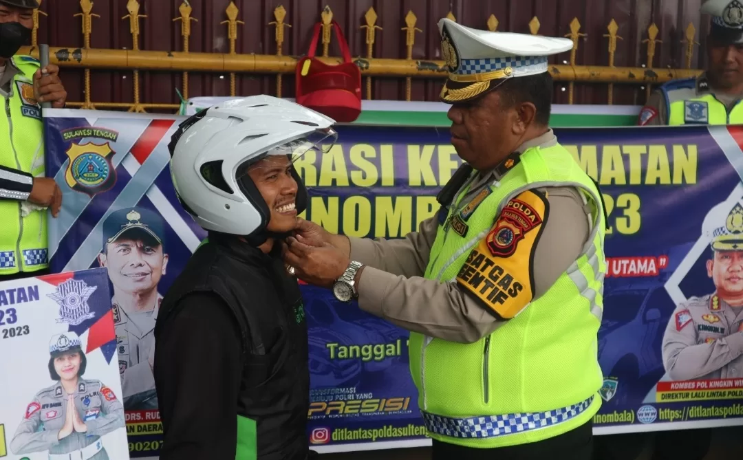 Satgas Ops Keselamatan Tinombala “Bonus Helm” Tertib Berlalu Lintas