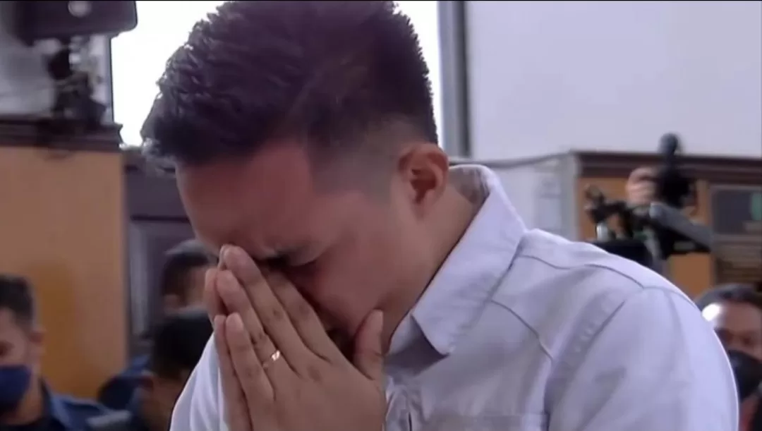 Tertunduk dan Menangis Haru, Ketika Majelis Hakim Vonis Richard Eliezer  1,5 Tahun Penjara