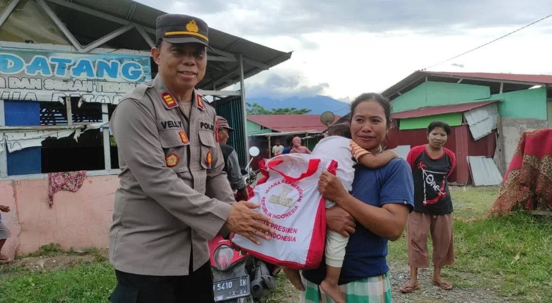 Kapolsek Palu Selatan Salurkan Bantuan Presiden Jokowi Ke Warga Kurang Mampu