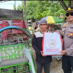 Kapolsek Palu Barat Salurkan Bansos Presiden Jokowi Ke Abang Becak dan Buruh Bangunan Kapolsek Palu Barat Salurkan Bansos Presiden Jokowi Ke Abang Becak dan Buruh Bangunan