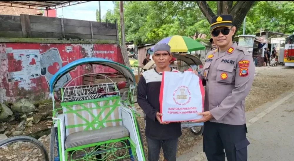 Kapolsek Palu Barat Salurkan Bansos Presiden Jokowi Ke Abang Becak dan Buruh Bangunan
