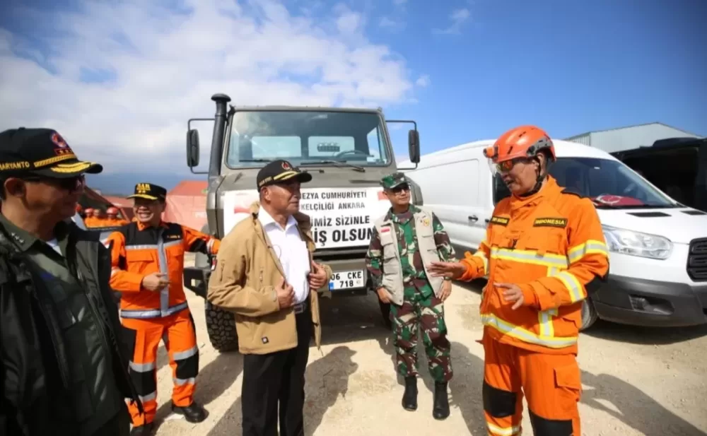 Bekerja di Suhu Hampir Nol Derajat, Menko Muhadjir Semangati Tim SAR Gempa Turkiye