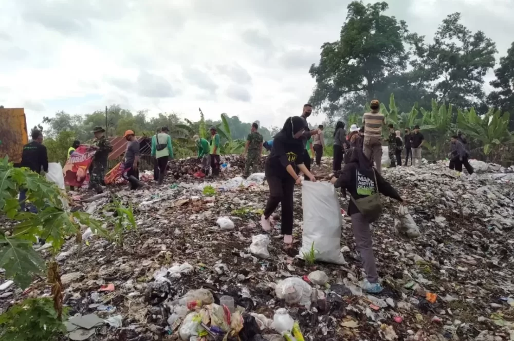 Pemkab Bojonegoro Gelar Bersih-bersih Sampah di Sumuragung