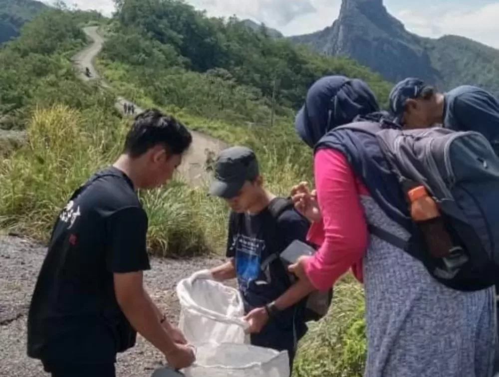 Hari Peduli Sampah Nasional, 102 Kilogram Sampah Berhasil Diangkut dari Gunung Kelud Kediri