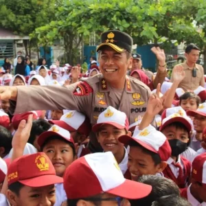Siswa-Siswi Gembira Kapolda Sulteng Jadi Inspektur Upacara di SDN 15 Palu