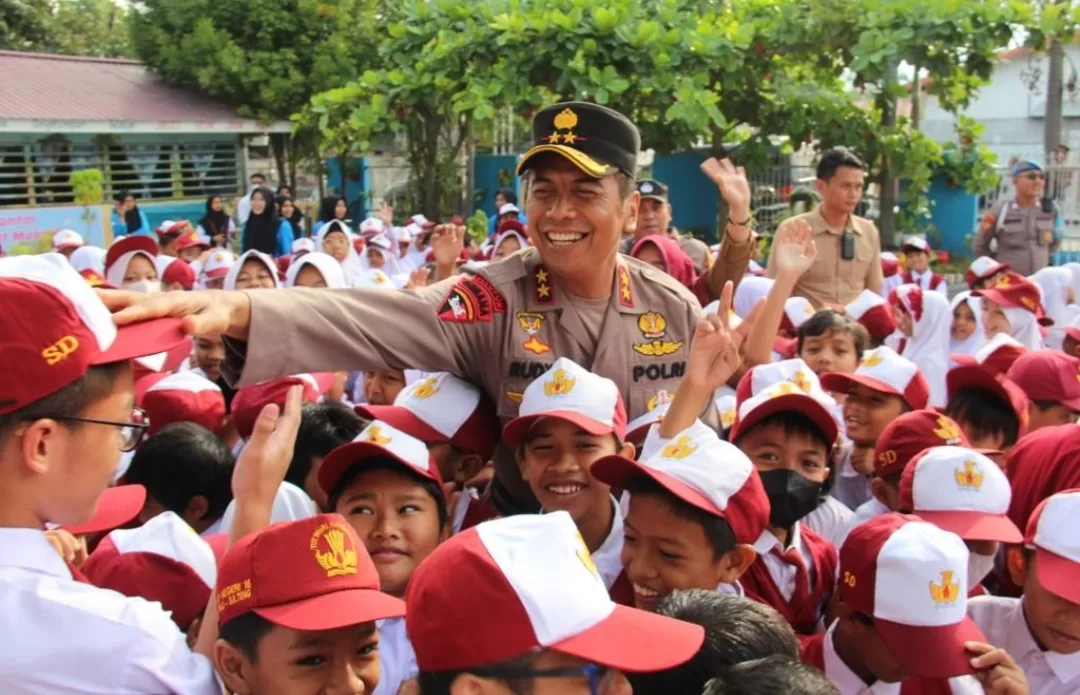 Siswa-Siswi Gembira Kapolda Sulteng Jadi Inspektur Upacara di SDN 15 Palu