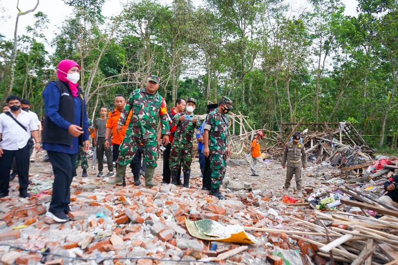 Tinjau Lokasi Ledakan Petasan, Gubernur Khofifah Minta Masyarakat Saling Menjaga Keamanan