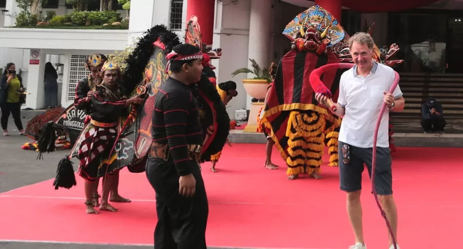 Penumpang Kapal Pesiar Jelajahi Destinasi Wisata Surabaya