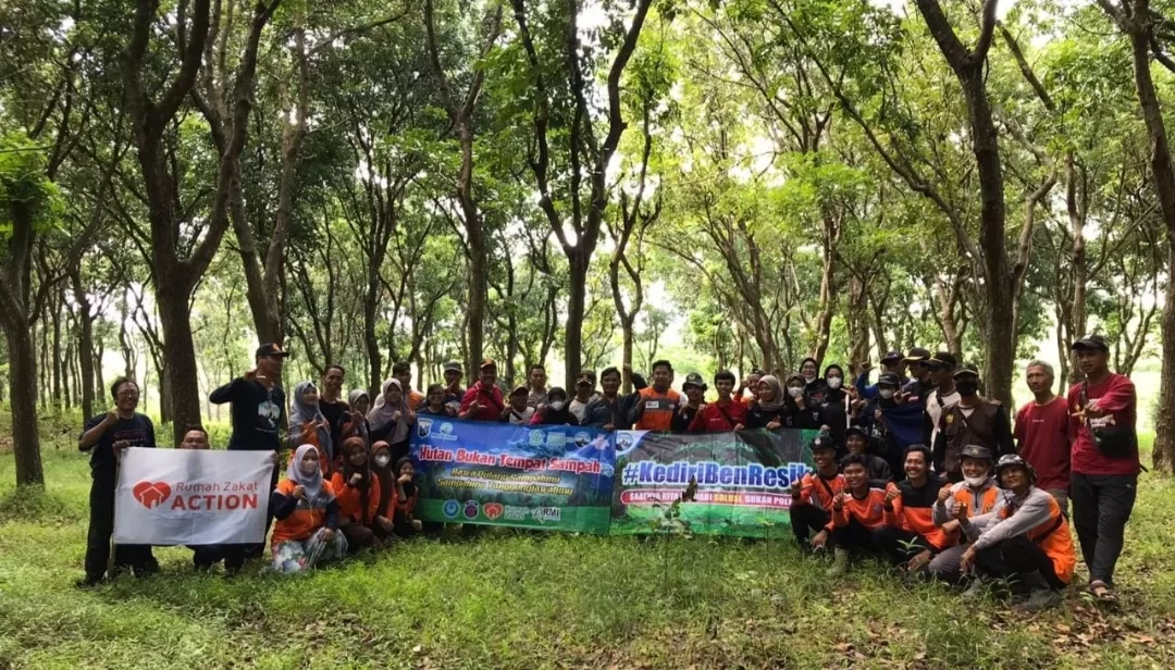 Puluhan Masyarakat Melaksanakan Aksi Sosial Kawasan Hutan Mahoni di Gunung Wilis