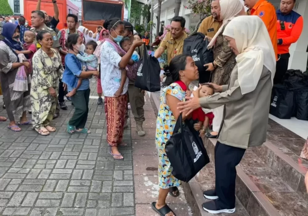 Sembako Khofifah Untuk Warga Sekitar Kantor Gubernuran dan Cleaning Service
