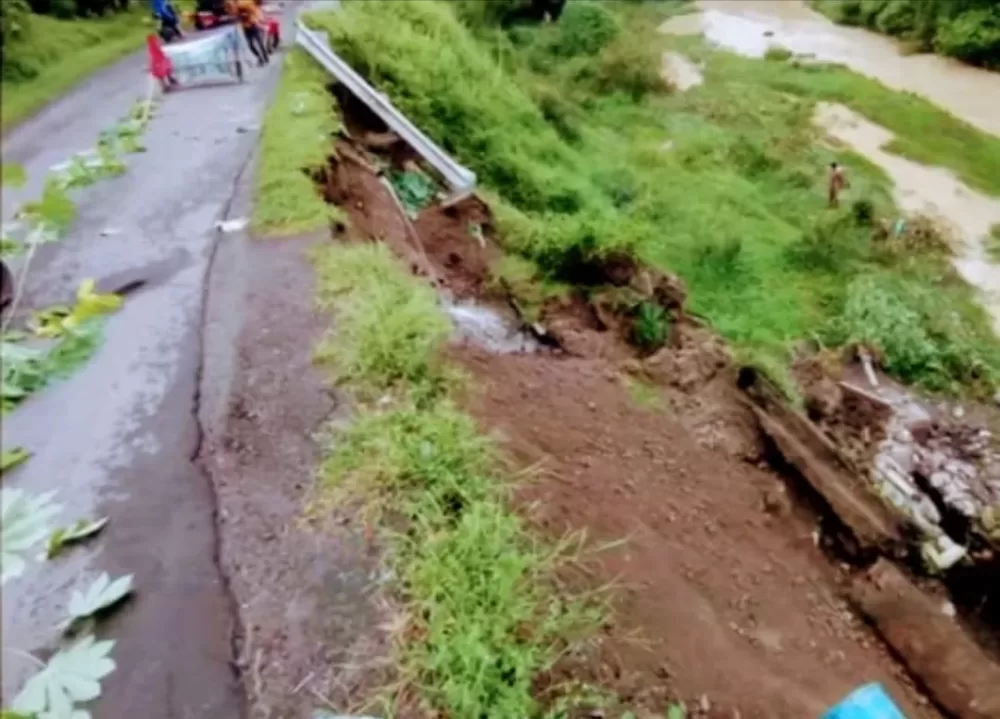 Dinas PUPR Magetan Mulai Perbaiki Talud Sayap Jembatan Beringin Akibat Longsor