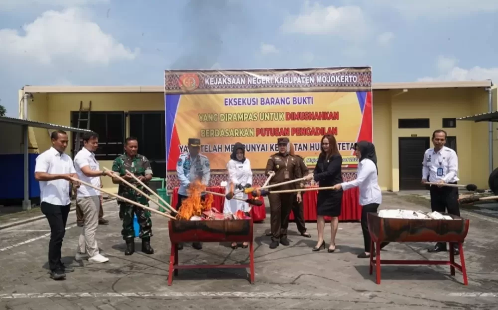 Barang Bukti 1 Kg SS dan Puluhan Handphone di Kejari Kab.Mojokerto Dimusnahkan