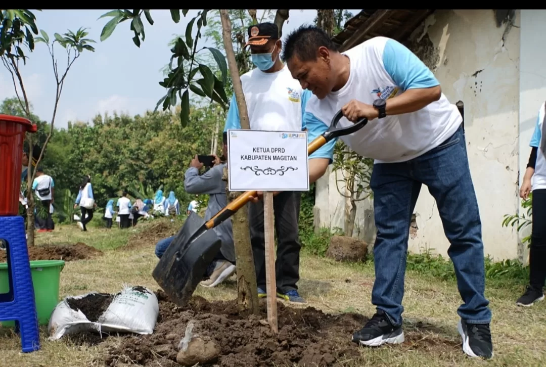 Ketua DPRD Magetan Sujatno Hadiri Hari Air Sedunia Ke – 31 Dengan Menanam Pohon Di Bendung Jati