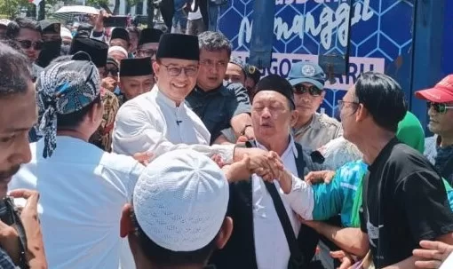 Di Surabaya, Anies Baswedan Salat Jumat di Masjid Al Akbar