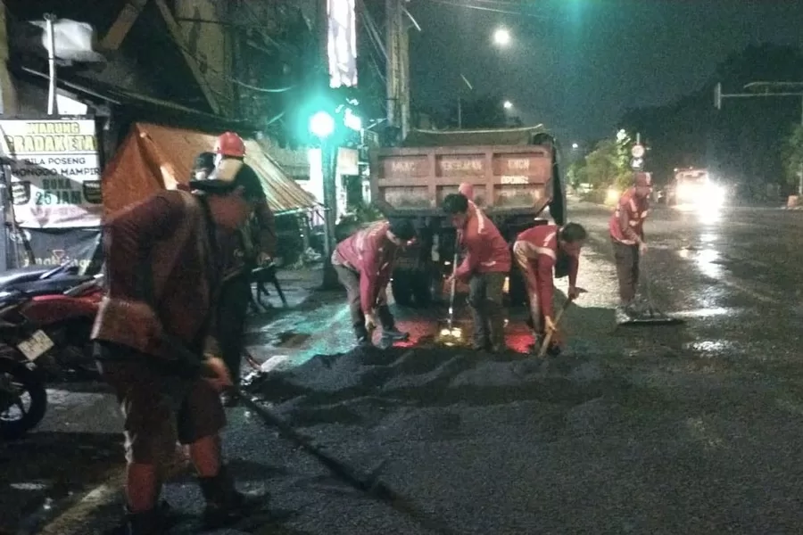 Musim Hujan, Pemkot Surabaya Tambal Jalan Berlubang di 100 Titik per Hari