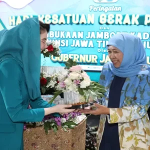 Bentuk Keluarga Tangguh, Khofifah Ingatkan Pentingnya Pola Asuh dan Kasih Sayang Bentuk Keluarga Tangguh, Khofifah Ingatkan Pentingnya Pola Asuh dan Kasih Sayang