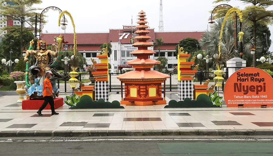 Balai Kota dan Balai Pemuda Surabaya Berhias Ogoh-Ogoh dan Pura