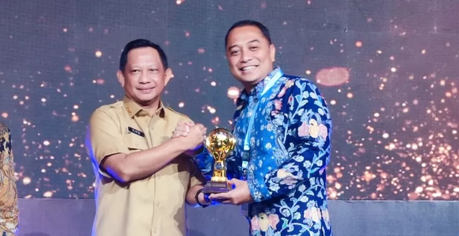 Pemkot Surabaya Terima Penghargaan UHC Award BPJS Kesehatan