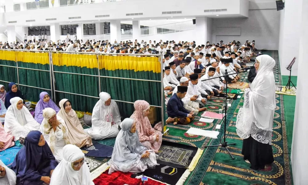 Awali Ramadhan 1444 H, Khofifah dan Emil Salat Tarawih di Islamic Centre