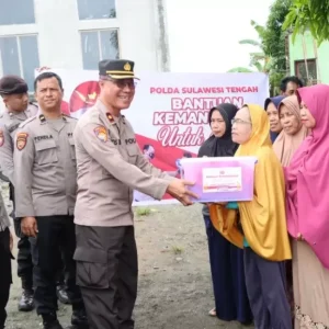 Polda Sulteng Bagikan Paket Sembako dan Takjil Polda Sulteng Bagikan Paket Sembako dan Takjil