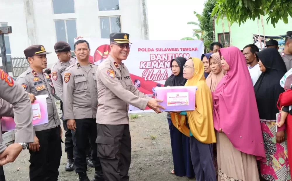 Polda Sulteng Bagikan Paket Sembako dan Takjil