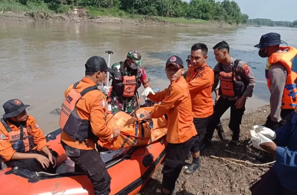 Tim BPBD Bojonegoro Evakuasi Korban Tenggelam di Sungai Bengawan Solo