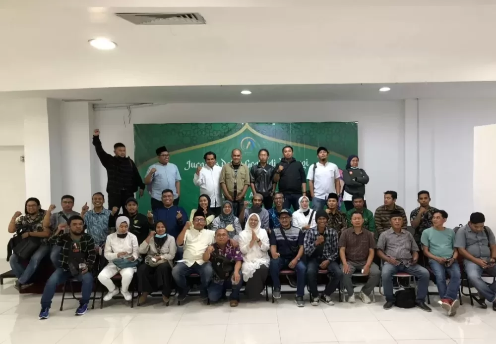 Berbagi Kebahagiaan, Jurnalis Pokja Grahadi Ajak Puluhan Anak Yatim Belanja Baju Lebaran