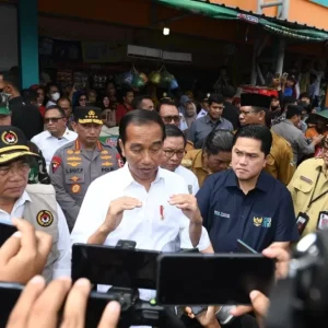 Muhadjir Dampingi Presiden Jokowi Blusukan ke Pasar Muhadjir Dampingi Presiden Jokowi Blusukan ke Pasar