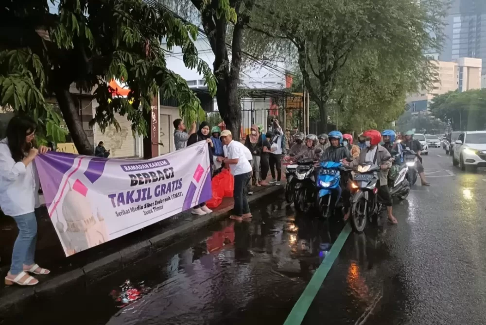 Bentuk Kepedulian Jurnalis, SMSI Jatim Bagikan Takjil Hingga Santunan Anak Yatim