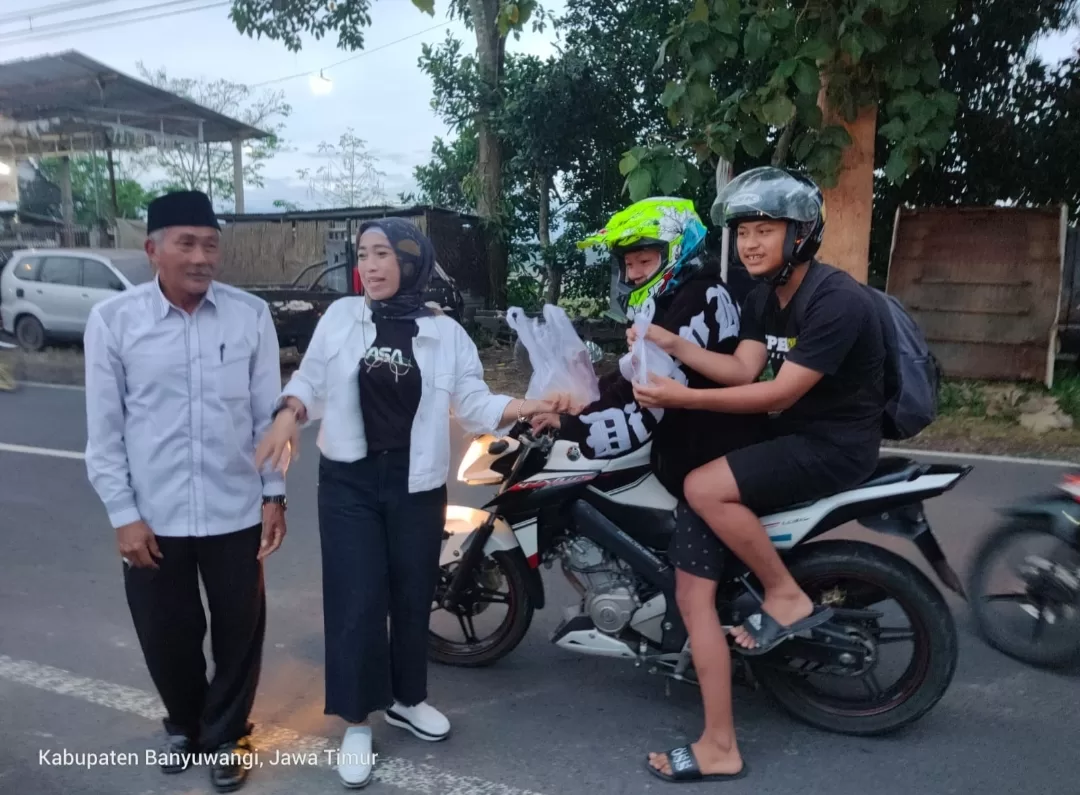 Kades Kalirejo Dan Lemahbangdewo Dukung Para Pengemudi Pelayanan Bagi Takjil Serta Buka Bersama