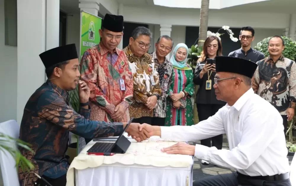 Menko Muhadjir Awali Gerakan Berzakat