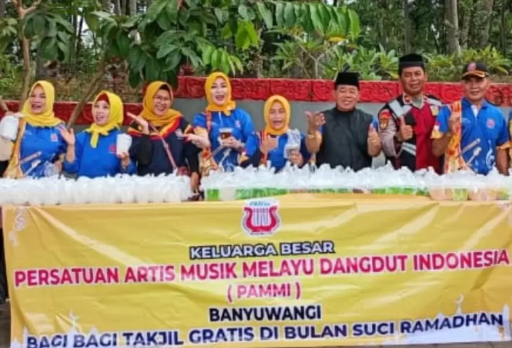 DPC PAMMI Banyuwangi Bagi Takjil Di Wisata Rumah Adat Seblang