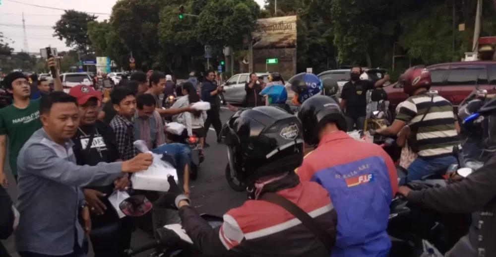 Judes Bagikan Takjil Dan Buka Bersama